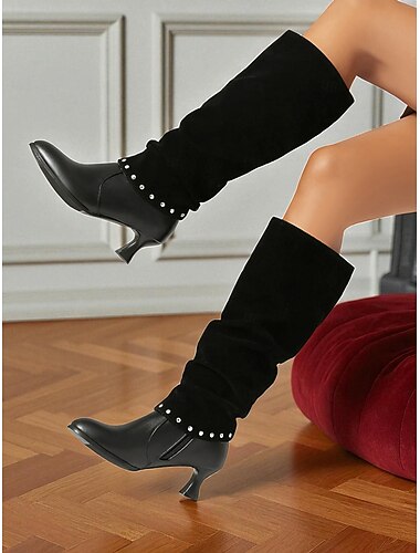  Svarte, løse knehøye støvletter til dame med nagler og sølvspenner, i stil med toveis bruk, i punkrock-stil, ideelle for kvelder og trendy fester.