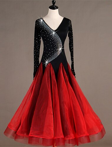  Svart og rød ballroom-danskjole for kvinner med strassdetaljer, lange ermer og heldekkende tyllskjørt – perfekt for latin, vals og performance-antrekk