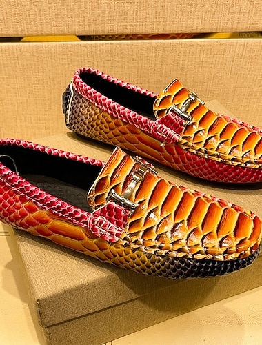  miesten punaiset ja oranssit käärmekuvioiset loaferit – eksoottisen kuvion omaavat juhlakengät virallisiin tilaisuuksiin, häihin ja yöelämään