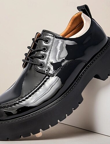  Svarte, blanke oxfordsko til menn – pensko i lakkskinn med snøring og tykk såle for kveldsfester, gotisk mote, konserter og spesielle anledninger