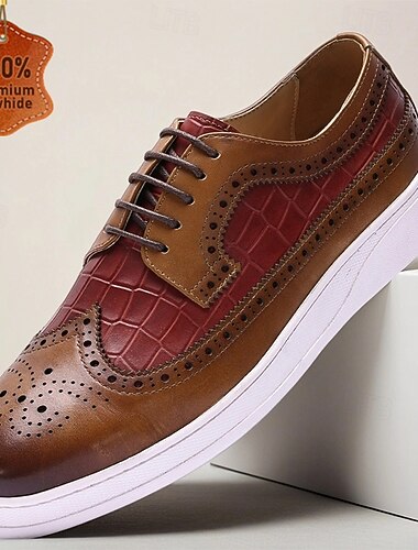  Ruskeat ja viininpunaiset miesten brogue-oxford-kengät – klassiset nauhalliset pukukengät siipienkärjissä yrityskäyttöön, häihin ja muihin muodollisiin tilaisuuksiin.