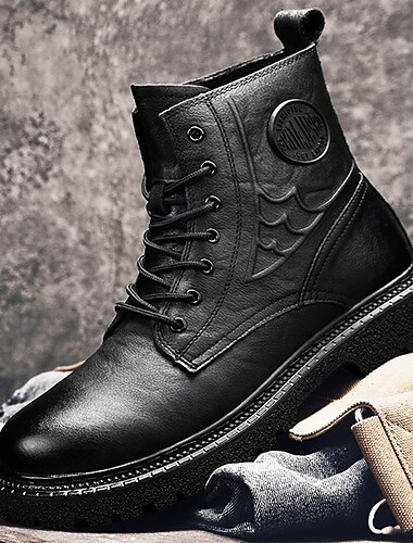 Svarte herrestøvletter i kunstskinn med snøring, avrundet tå, metallknappdetaljer og kraftig såle – et must for motorsykkelførere, rockelskere, avslappet mote og gatestil   Svarte herrestøvletter i kunstskinn med snøring, avrundet tå, metallknappdetaljer og kraftig såle – et must for motorsykkelførere, rockelskere, avslappet mote og gatestil