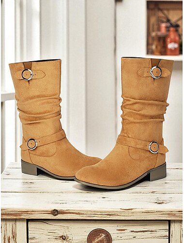  Botas holgadas de media pantorrilla para mujer con hebillas: botas de invierno estilo ante vintage para looks casuales y moda otoñal.