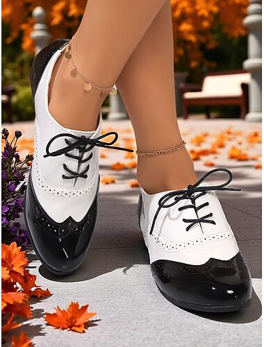  Dames bordeauxrode en witte Oxford wingtip flats – vintage brogues van lakleer uit de jaren 50 voor casual straatmode en werkkleding