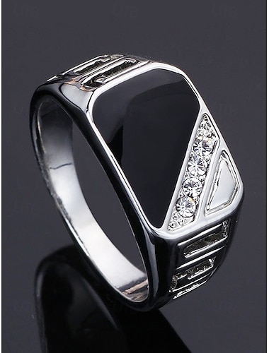 ブラックオニキスとジルコンのアクセントが付いたメンズ合金リング。パーティー、結婚式、普段使いに最適なヴィンテージの幾何学模様のステートメントジュエリー。   ブラックオニキスとジルコンのアクセントが付いたメンズ合金リング。パーティー、結婚式、普段使いに最適なヴィンテージの幾何学模様のステートメントジュエリー。