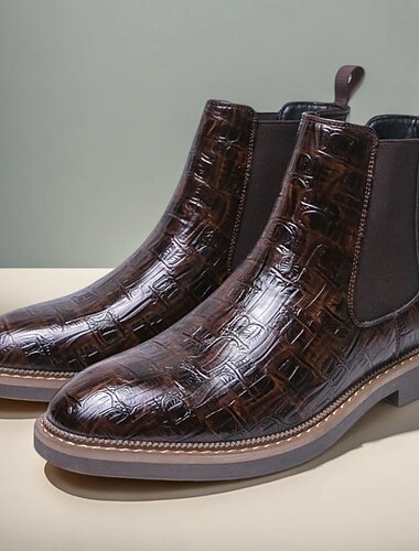 Коричневые мужские ботинки челси из искусственной кожи с принтом под крокодила – элегантная и универсальная обувь для повседневных и полуофициальных мероприятий.   Коричневые мужские ботинки челси из искусственной кожи с принтом под крокодила – элегантная и универсальная обувь для повседневных и полуофициальных мероприятий.