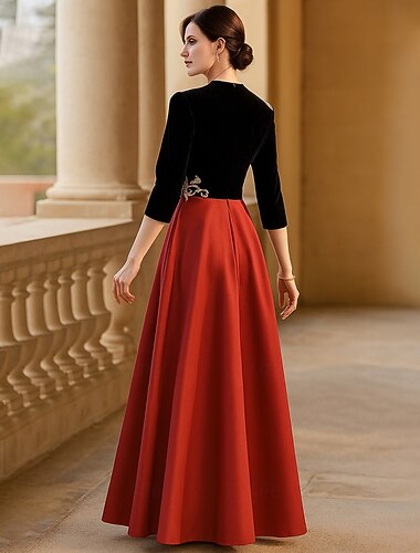  A-linje Golvlång Formell klädsel Konståkningsinspirerad klänning Aftonklänning Långärmad V-hals Elegant Vintage party Formell Polyester Klänning till brudens mor med Plisserat Broderad