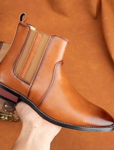 Мужские коричневые ботинки челси из искусственной кожи – стильный дизайн без застежек, удобные и универсальные, идеально подходят для официальных мероприятий и элегантных повседневных случаев.   Мужские коричневые ботинки челси из искусственной кожи – стильный дизайн без застежек, удобные и универсальные, идеально подходят для официальных мероприятий и элегантных повседневных случаев.