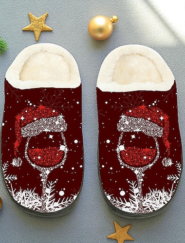 כפכפי יין לחג המולד לנשים - כוס יין אדום עם עיצוב כובע סנטה קלאוס, בטנה נעימה מפרווה מלאכותית, מושלמת למסיבות חג, חגיגות חג המולד ובילוי בחורף   כפכפי יין לחג המולד לנשים - כוס יין אדום עם עיצוב כובע סנטה קלאוס, בטנה נעימה מפרווה מלאכותית, מושלמת למסיבות חג, חגיגות חג המולד ובילוי בחורף