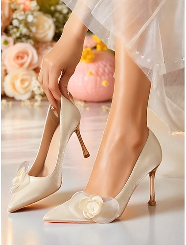  حذاء زفاف نسائي بكعب عالٍ من الساتان العاجي المزهر - حذاء أنيق بكعب عالٍ ومقدمة مدببة مع تفاصيل زهور ثلاثية الأبعاد للعرائس ووصيفات العروس &المناسبات الرسمية