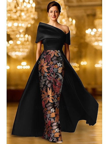  A-linja Tuubi Kokopitkä Iltapuku Tanssiaispuku hameen päällä Muodollinen mekko Tyylikäs Vintage Kimaltava Lyhythihainen Paitapuserokaula-aukko Muodollinen Häät Satiini Pitsi kanssa Kimalle Paljeteilla