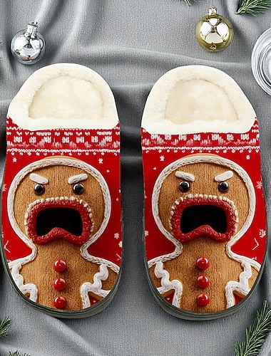  メンズのクリスマスジンジャーブレッドスリッパ - ジンジャーブレッドマンのデザインが施されたお祝いの室内履き。柔らかいフリースの裏地で、心地よい冬の夜やホリデーギフトに最適です。