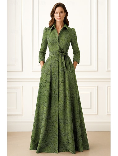 فستان أم العروس من قماش الجاكار الأخضر المزهر على شكل حرف A، أنيق بياقة قارب وطول يصل إلى الأرض، مصنوع من البوليستر وأكمام طويلة مع وشاح من الدانتيل.   فستان أم العروس من قماش الجاكار الأخضر المزهر على شكل حرف A، أنيق بياقة قارب وطول يصل إلى الأرض، مصنوع من البوليستر وأكمام طويلة مع وشاح من الدانتيل.