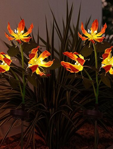  1 balení solárních LED zahradních světel s plamenem pro venkovní použití, trávník a terasu s držákem na tyči s plastovým pouzdrem odolným proti povětrnostním vlivům, které poskytuje ambientní osvětlení.