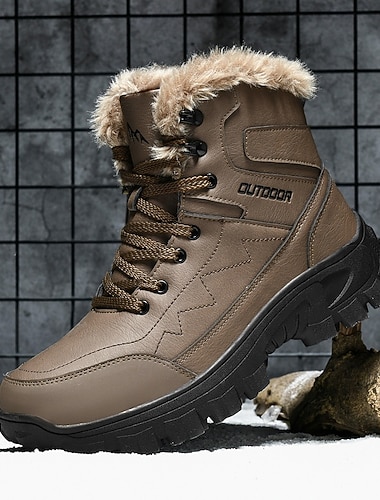  フェイクファーの襟が付いたメンズブラウンの防水断熱ブーツ。冬のハイキングや雪の降る状況に最適です。