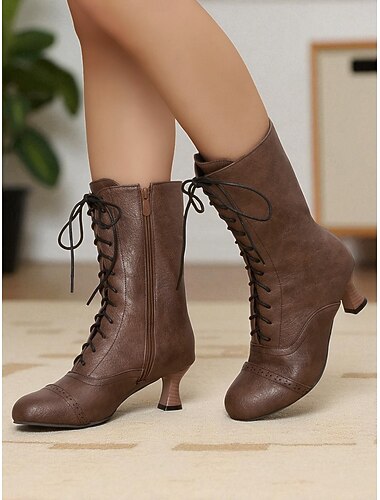  女性用ブラウンフェイクレザーエドワード朝風レースアップアンクルブーツ、1950年代のヴィンテージミッドヒールブーツ。コスチューム、演劇、普段使いのレトロウェアに最適。