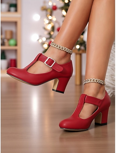  حذاء نسائي بكعب عالٍ أحمر اللون مع حزام على شكل حرف T وتفاصيل إبزيم، بتصميم كلاسيكي وأنيق، مثالي لحفلات الكريسماس ومناسبات العطلات والمناسبات الرسمية