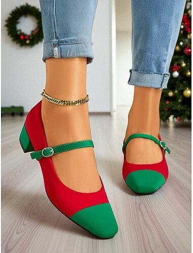  女性用の赤と緑のメリージェーンローヒールシューズ、ホリデーパーティーや冬のお祝いの装いにぴったりのレトロなクリスマスカラーのコントラストパンプス