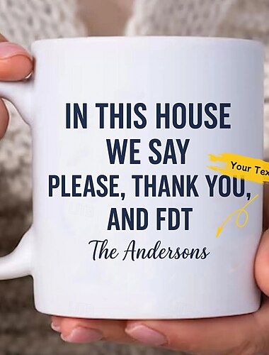  ספל מתנה מצחיקה אישית עם טקסט שם מותאם אישית בבית הזה אנחנו אומרים בבקשה מתנה לחג המולד לחברים משפחה עמיתים לעבודה כוס קפה קרמית מצחיקה 11oz / 15oz
