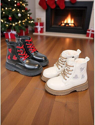 Botas infantis de couro com corações decorativos e cadarços vermelhos - calçado aconchegante para o inverno e para as festas de fim de ano.   Botas infantis de couro com corações decorativos e cadarços vermelhos - calçado aconchegante para o inverno e para as festas de fim de ano.