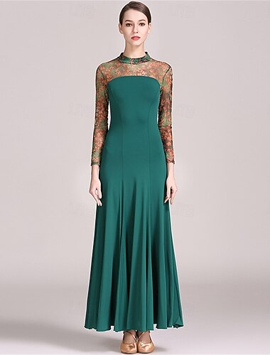  elegant grön ballroomdansklänning med blommiga spetsärmar, perfekt för danstävlingar och uppträdanden