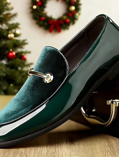  Grønne herreloafers i kunstskinn med gullfargede dekorative løkker – stilig og komfortabelt fottøy til julebord og formelle sammenkomster