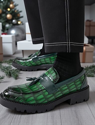  mocassins masculinos com textura de crocodilo verde e borla - look casual natalino estiloso, perfeito para festas de fim de ano e celebrações festivas