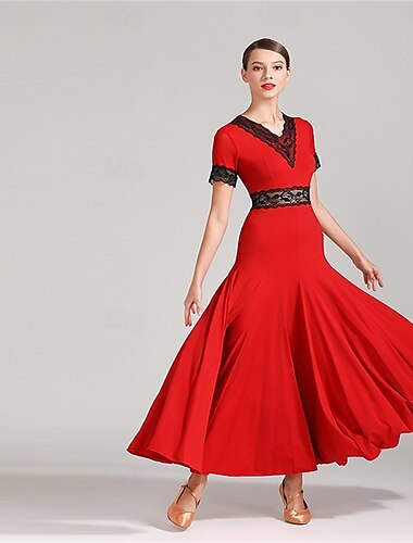  Rød ballroom-dansekjole for kvinner - V-hals A-linjekjole med blondedetaljer for konkurranser, latin og dansearrangementer