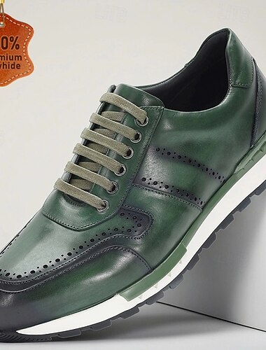  ウィングチップのディテールとラバーソールを備えたメンズグリーン本革ブローグスニーカー。ビジネス旅行や普段使いに最適なスタイリッシュなカジュアルドレスシューズ。