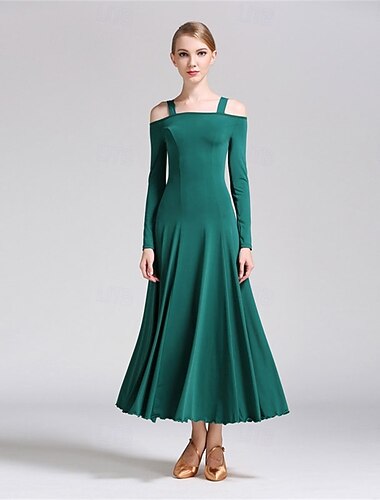  Elegant grønn ballroom-dansekjole med lange ermer og off-shoulder-design for latinamerikansk dans &sosial dansing