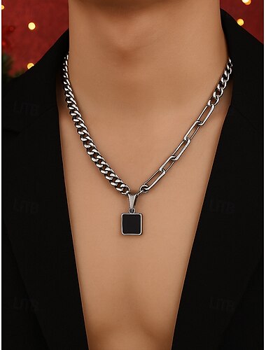  メンズクリスマスチタンスチールネックレス、大胆なチェーンリンクデザイン、ブラックペンダント付き、スタイリッシュで耐久性があり、ホリデーパーティーやギフトに最適です。