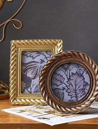 1 st europeisk retro, ovalformad fotoram i gyllene spets med slumpmässigt innerpapper, lämplig för både horisontell och vertikal användning för att visa upp heminredningsfoton.   1 st europeisk retro, ovalformad fotoram i gyllene spets med slumpmässigt innerpapper, lämplig för både horisontell och vertikal användning för att visa upp heminredningsfoton.