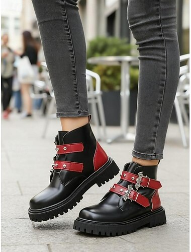 Botas de combate punk para mulheres no Halloween – botas de cano curto de couro sintético preto e vermelho com pingentes de morcego e tiras de fivela para festivais de outono, festas à fantasia e streetwear da temporada assustadora   Botas de combate punk para mulheres no Halloween – botas de cano curto de couro sintético preto e vermelho com pingentes de morcego e tiras de fivela para festivais de outono, festas à fantasia e streetwear da temporada assustadora
