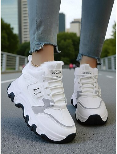  białe, masywne trampki damskie z podszewką z futerka i szarymi akcentami, swobodny styl uliczny, idealne do noszenia na co dzień, na spacery i do aktywności rekreacyjnych