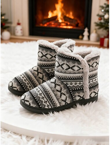  Papuci de damă gri, căptușiți cu imitație de shearling și detalii tricotate în dungi – ghete de iarnă calde și confortabile pentru interior, potrivite pentru ținute casual, zile reci și activități de sărbători