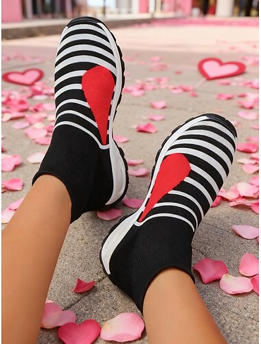  Damskie czarne, wsuwane, dzianinowe trampki w paski z akcentem w postaci czerwonego serduszka – modne buty sportowe na Walentynki, nieformalne wyjścia i styl uliczny