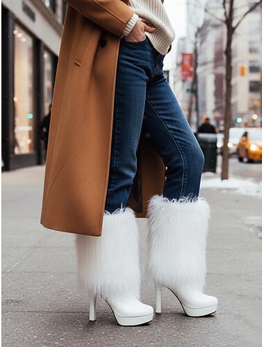  フェイクファーのトリムが付いたレディースの黒のハイヒールブーツ。ファッションに敏感な女性のためのシックな冬用シューズ。普段使いにも夜会用にも最適です。