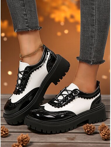  Svarte og hvite oxfordsko i lakk i kunstskinn med platådetaljer til dame – retro punk-stil fra 1950-tallet, ideelle for uformelle utflukter, gatemote og hverdagsbruk.