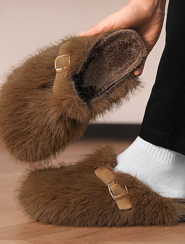  Pantuflas de hombre con forro de piel y hebilla: calzado cómodo para estar en casa y relajarse.