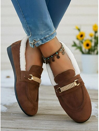  女性用の暖かいフェイクファーローファー - ゴールドチェーンのディテールが施されたブラウンのスリッポンフラットシューズ。冬にぴったりの快適な室内・屋外履き。