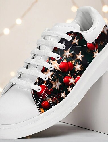  Zapatillas navideñas blancas para hombre con adornos rojos y dorados: calzado elegante y cómodo para fiestas y celebraciones navideñas.