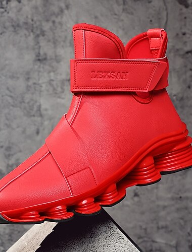  Tênis esportivo masculino vermelho – estiloso e confortável, com cabedal em mesh e amortecimento de ar, perfeito para looks casuais de férias e festas de Natal.