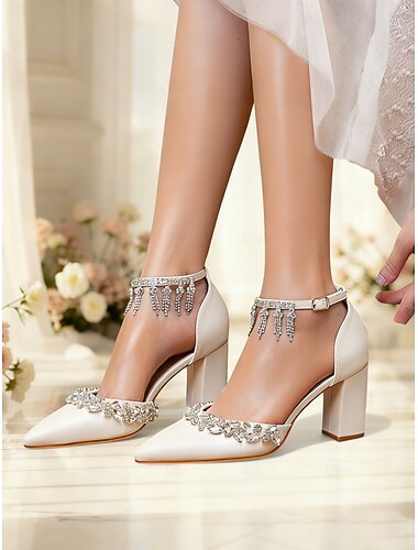  Ivoren damesbruidsschoenen met spitse neus en blokhak – elegante pumps met enkelbandje van strasssteentjes voor formele gelegenheden en kerkelijke ceremonies.