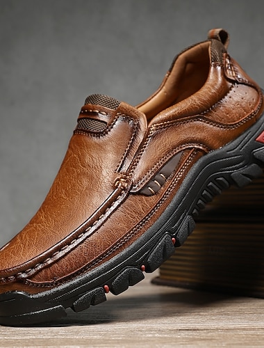  Miesten ruskeat keinonahkaiset slip-on-kengät kestävällä pohjalla - mukavat ja tyylikkäät jalkineet rentoon ulkoiluun ja retkille