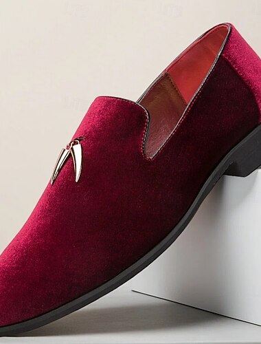  herreloafers i burgunderfarget fløyel – elegante slip-on-sko med luksuriøst stoff, perfekt for formelle arrangementer, bryllup og pene anledninger