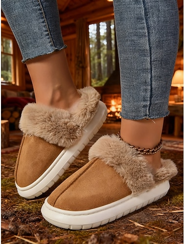  Pantufas femininas de pele sintética para uso interno - calçados macios e quentinhos, forrados com pelúcia, ideais para relaxar em casa no inverno.