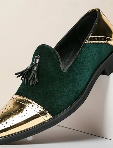  Mocasines de terciopelo verde para hombre con puntera dorada y detalle de borla: calzado elegante y formal para fiestas, bodas y ocasiones especiales.