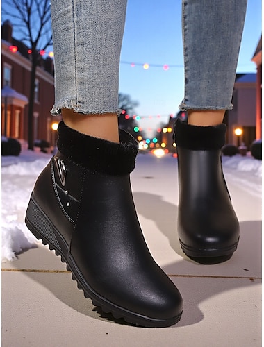  Damskie czarne botki z mankietami ze sztucznego futra i koturnem – zimowy szyk, idealny na chłodne dni, nieformalne wyjścia i świąteczne okazje