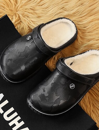  Zapatillas de invierno para hombre de piel sintética: elegantes zapatillas negras sin cordones con suave forro de pelo, perfectas para estar cómodo y abrigado en casa.