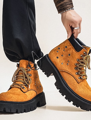  スタッズディテールとチャンキーソールを備えたメンズタンスエードレースアップブーツ - アウトドアアドベンチャー、ハイキング、カジュアルウェアに最適な頑丈でスタイリッシュなフットウェア